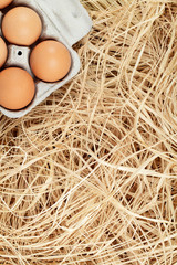 Braune Eier om Eierkarton