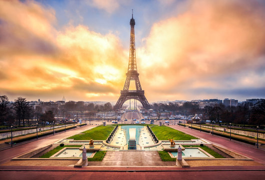 Fototapeta Fototapeta Wieża Eiffla w Paryżu w czasie zachodu słońca duża