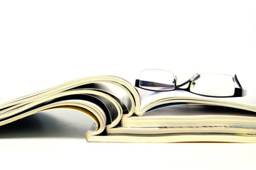 Zeitschriften mit Lesebrille