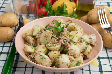 Insalata di patate e tonno