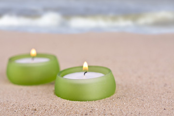 Obraz na płótnie Canvas romantyczny zestaw świeczek na plaży
