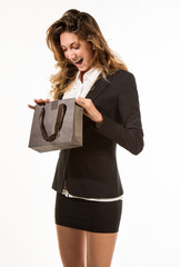 Ragazza stupita e sorpresa guarda dentro la borsa