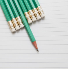 carnet et crayons d'écriture vert