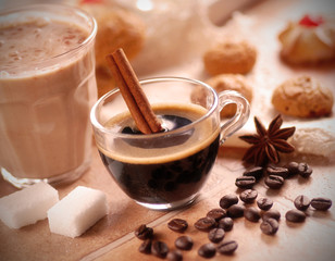 caffè espresso italiano nella tazzina di vetro