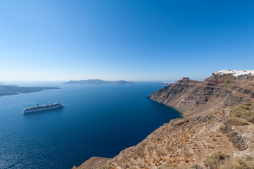 Fototapeta na wymiar Cruise Ship in Santorini Greece