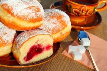 krapfen mit kaffeetasse