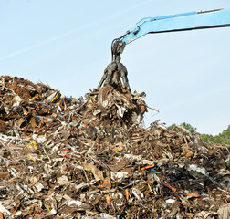 Scrap metal recycling plant and crane