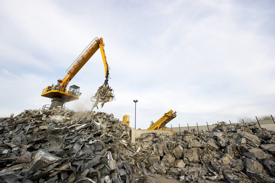 Scrap metal recycling plant and crane