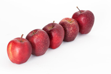 pommes rouges en ligne sur fond blanc