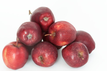 Pommes rouges en vrac sur fond blanc