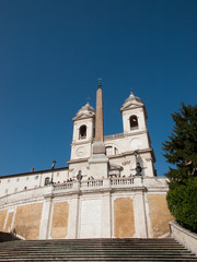 Fototapeta na wymiar Kościół Trójcy dei Monti i Schody Hiszpańskie w Rzymie, Włochy