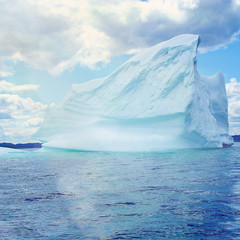 gigantische ijsberg aan de kust van Newfoundland