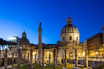 Fototapeta na wymiar Rzym, Bazylika Ulpia i Kolumna Trajana o zachodzie słońca