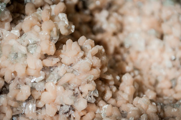 Cristaux formés sur la roche