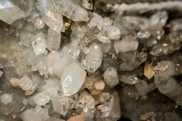 Cristaux formés sur la roche