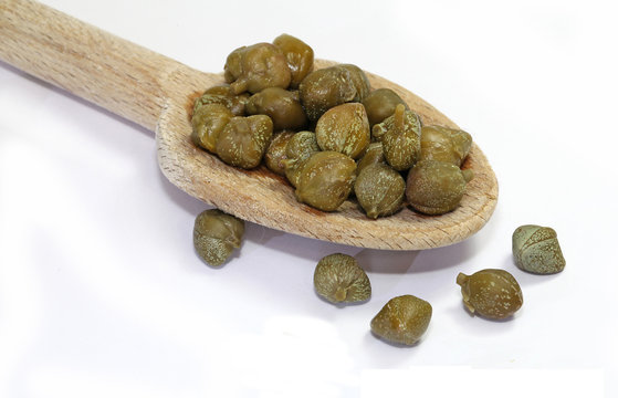 c&acirc;pres dans une cuill&egrave;re en bois