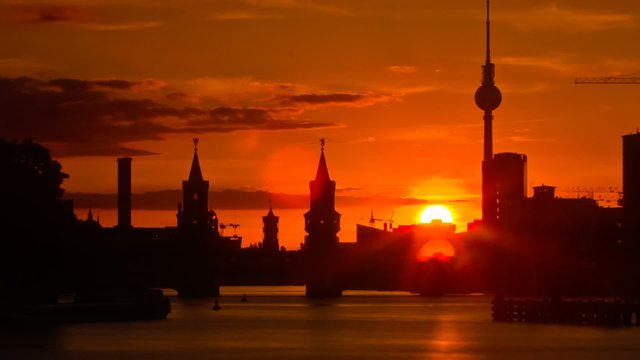 Berlin skyline bei Sonnenuntergang, Zeitraffer