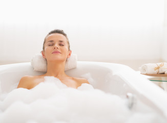Obraz na płótnie Canvas Young woman relaxing in bathtub