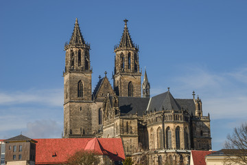Fototapeta na wymiar Wspaniała katedra w Magdeburgu na rzeki Łaby z nieba,