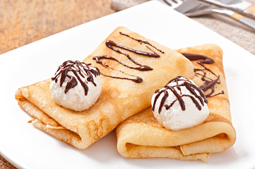  Pancakes with ice cream and chocolate sauce