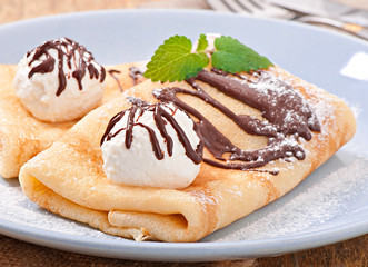  Pancakes with ice cream and chocolate sauce