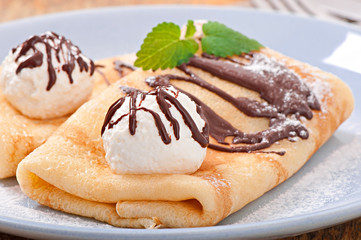  Pancakes with ice cream and chocolate sauce