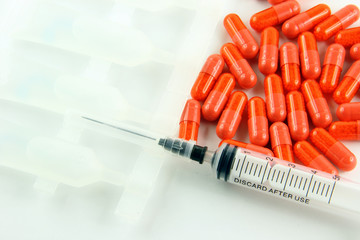 Medicine, una siringa delle capsule e delle fiale