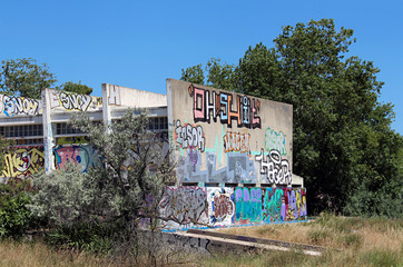 Obraz premium bâtiment abandonné recouvert de graffiti