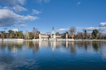 Fototapeta premium The Great Pond on Retiro Park in Madrid, Spain.