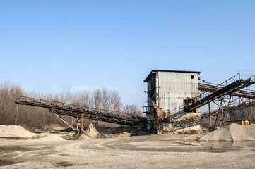 Obraz premium Obsolete facility for gravel sorting in sunny day