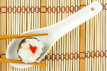 maki poivron crevettes sur set bambou japonais