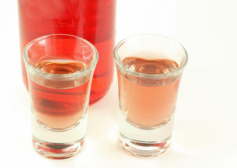 Due bicchierini di liquore e una bottiglia