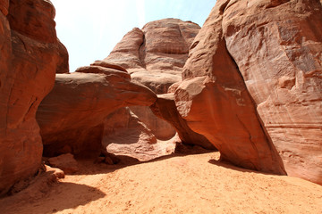 Fototapeta na wymiar sand dune arch, arch national park