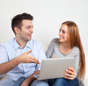 Lachendes junges Paar am Computer