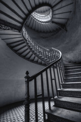 Stare spiralne schody - obrazy, fototapety, plakaty