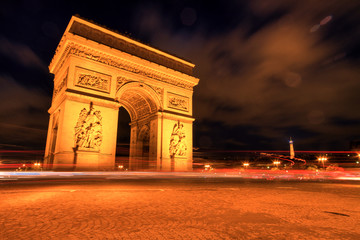Fototapeta na wymiar Arc de Triomphe w nocy, Paryż