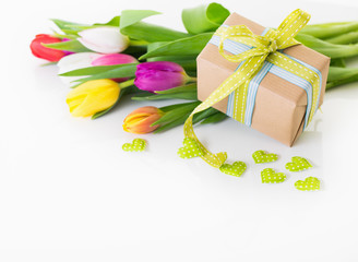 Blumen und Geschenk Frühling Muttertag