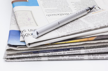Zeitungsstapel und Füller