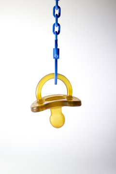 Succhiotto con catenella in plastica