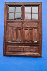 ventana de madera en pared de azul