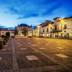 Fototapeta na wymiar Placu San Marcelo, na dole Botines Palace, Leon, Hiszpania.