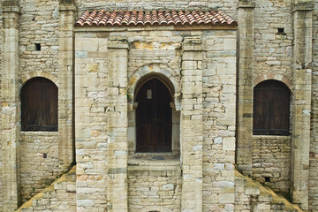 detalle fachada lateral iglesia romanica