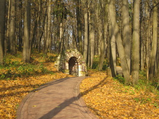 Грот в осеннем парке Царицино