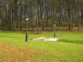 Тропинка с фонарями в осеннем парке в Царицыно