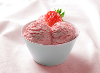 Ice Cream Strawberry in the ceramic cup