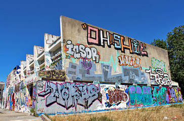bâtiment abandonné recouvert de graffiti