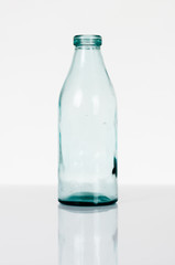 Stara butelka do mleka © twotnig