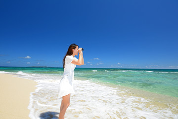 Fototapeta na wymiar 南国沖縄の美しいビーチと女性