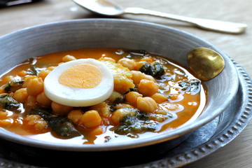 Potaje de garbanzos con espinacas y bacalao