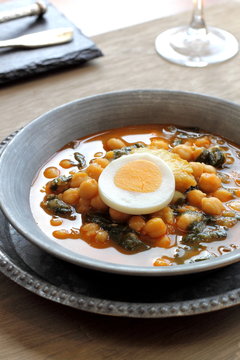 Potaje de garbanzos con espinacas y bacalao